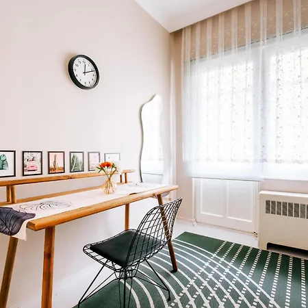 Lägenhet Chic Roomy Flat W Balcony 2 Min To Citys Nisantasi Istanbul