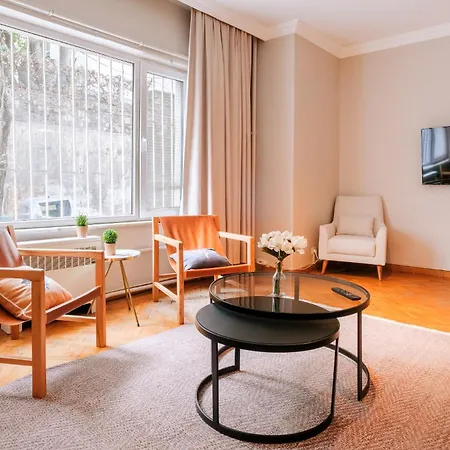 Chic Roomy Flat W Balcony 2 Min To Citys Nisantasi