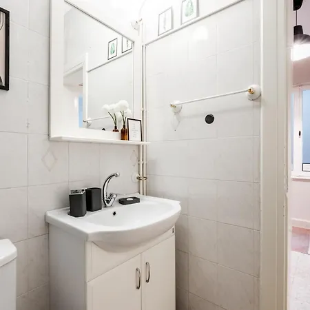Chic Roomy Flat W Balcony 2 Min To Citys Nisantasi *