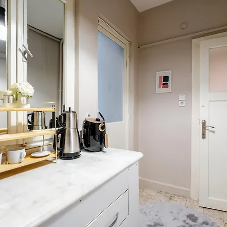 Chic Roomy Flat W Balcony 2 Min To Citys Nisantasi *
