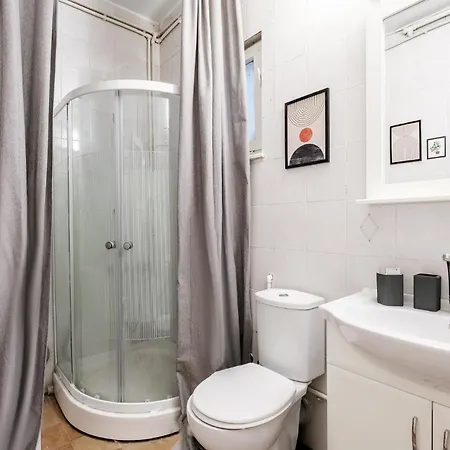 Chic Roomy Flat W Balcony 2 Min To Citys Nisantasi *